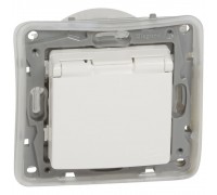 Розетка 1-местная Legrand Etika 2К+3 с 3К 16А с крышкой и шторками 672232