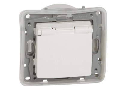 Розетка 1-местная Legrand Etika 2К+3 с 3К 16А с крышкой и шторками 672232